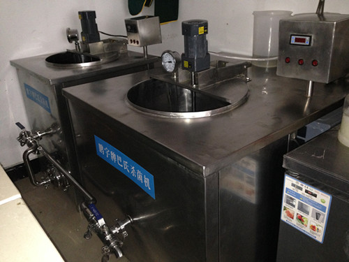 河南制作酸奶铝质,奶吧商用设备生产机器机器鲜奶检修口图片