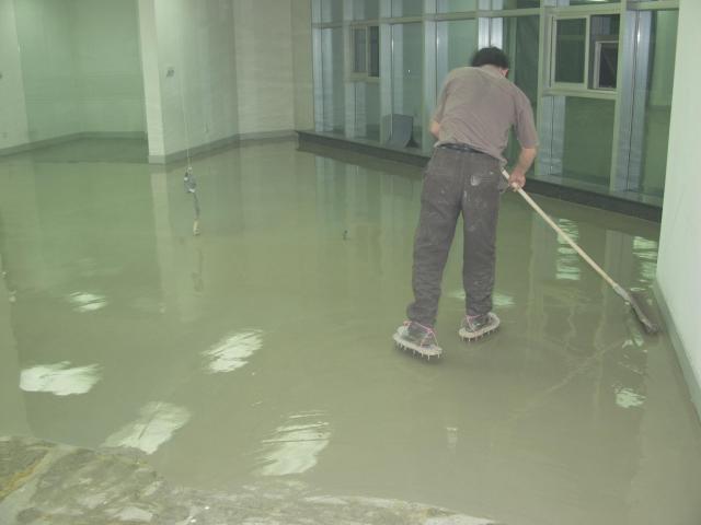 家装铺地板地面找平青岛自流平施工队,厂房耐
