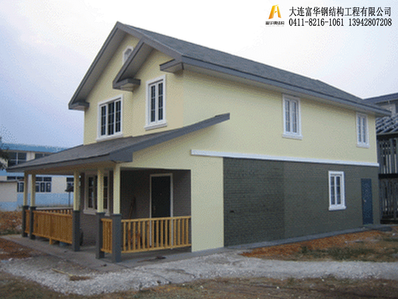 富华欧式新型轻体房介绍: 构成:树脂涂漆铝板,硬质发泡聚氨基甲酸脂,防水衬纸。 优点:外型美观,颜色齐全,施工简单,重量轻。 性能: ( 1 ) 高难燃性、具断热、隔音效果。 ( 2 ) 耐水性:铝薄膜覆盖加工。 ( 3 ) 耐久性:高加工涂漆表面处理,施工不易受损,可保持永久美观,并耐腐蚀。