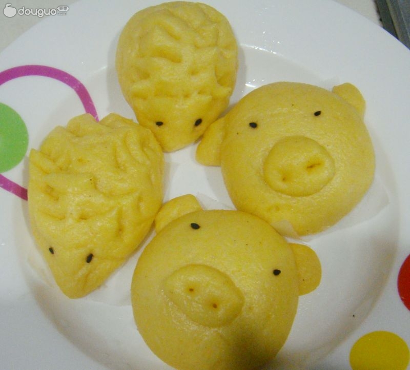 该机组是生产包子、刀切馒头(又称方馒头)、花卷等面食理想设备,主要适用于自动化生产,该生产线广泛运用于包子、馒头等面食加工行业以及面包、糕点等焙烘食品加工业。 采用连续三段压面制作工艺,仿人工式卷面,不伤面筋,使面皮更有光泽、口感佳,品质更加稳定。 按照面点工艺要求的动力学科学设计,以确保制品密度,从而保证了制品气孔的均匀细腻,弹韧性、持水性绝佳,且制品表面光亮细腻、花纹整齐、口感滑爽,远远超过手工制作的产品。 产品多样化,可生产各种包子、方馒头、花卷、南瓜饼等各种包馅产品。 主要机件均采用