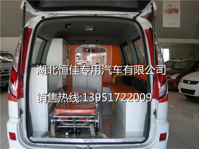 前盘后鼓式刹车,后单开门,侧拉门前门手动窗,随车工具一套 福田风景_风景520 车 辆 参 数 及 配 置 外型尺寸(mm) 长5245 宽1825 高2160 轴距(mm): 3430 发动机/排放 4G69S4M 燃油种类 汽油 功率(kw) 100 排放标准 国IV排放标准 额定载客(人)8 排量(ml)2378 配 置: 方向助力、前后空调、暖风装置、前盘后鼓式刹车、后单开门、侧拉门前门手动窗、随车工具一套 福田风景蒙派克120救护车厂家直销!