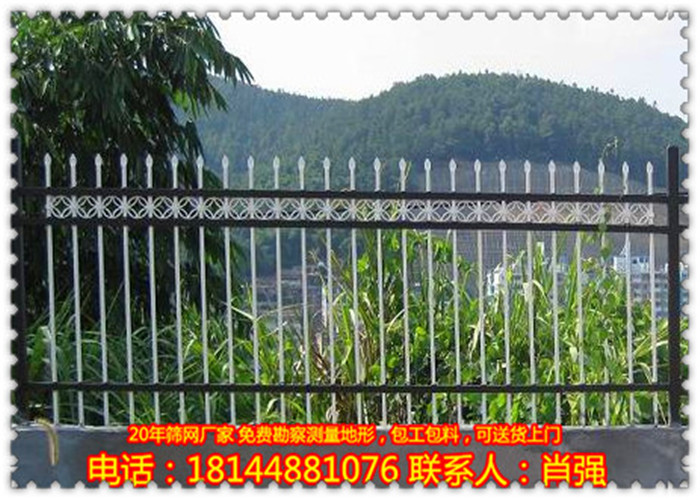锌钢护栏是指采用锌合金材料制作的阳台护栏,由于其具有高强度、高硬度、外观精美、色泽鲜艳等优点,成为住宅小区使用的主流产品。 传统的护栏使用铁条、铝合金材料,需要借助电焊等工艺技术,而且质地较软、容易生锈、色彩单一。锌钢护栏完美地解决了传统护栏的缺点,而且价格低廉,成为传统护栏材料的替代产品。 锌钢护栏也带来了两大优势:1、护栏没有焊点,不存在焊点生锈的问题;2、组装式安装效率高。但是呢,组装式也有他的缺点,就是做出的阳台护栏可能防腐性能、安全稳固性能比较好,但是结构比较简单,做出来没有铁艺护栏结构复杂