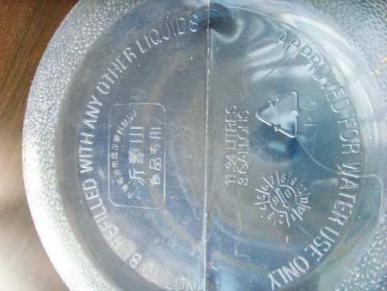 PC桶是符合国家B14942-94食品容器,一般用在纯净水桶、饮用水桶等产品上 在选择食品容器的时候消费者最好还是选择PC原料制作的容器,PC是一种食品级原料 标准的PC桶是有QS认证、生产许可等多项认证的,标准的PC桶保质期是3年