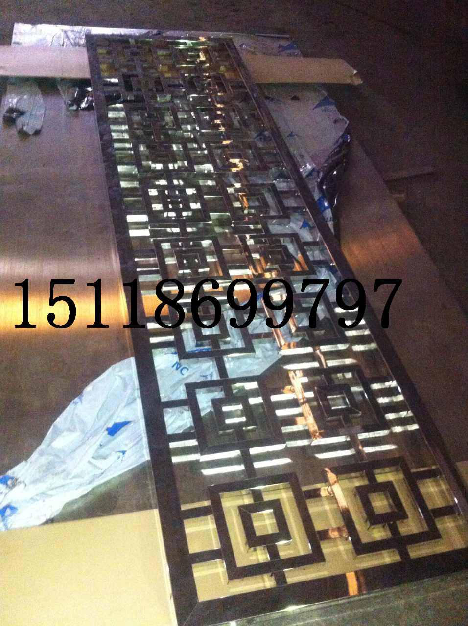 ,成为近年商业装饰中广受欢迎的金属装饰品之一,高超的造诣,精致的工艺,令人对不锈钢装饰刮目相看。它那丰富的内涵,多变的花型,精致的图案。最重要的是,龙马东来金属可根据每个消费者的要求而设计和制作,达到设计理念、装饰环境、消费观念的统一,符合多元化的消费与装饰要求。