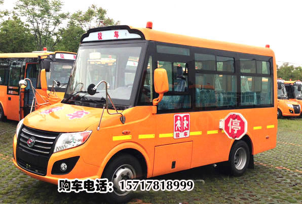 楚风51座小学生专用校车(新国标大鼻子校车51座含驾驶员照管员)采用东风EQ6888KX4AC底盘,玉柴YC4D140-45国四发动机,整车长度8.995 米、宽2.4米或2.44米、高2.88米,3.05米(带空调)、 核定51座、方向助力,断气刹,前碟后鼓式制动,带ABS,刹车自动调整臂,标配真空轮胎,型号为235/75R17.