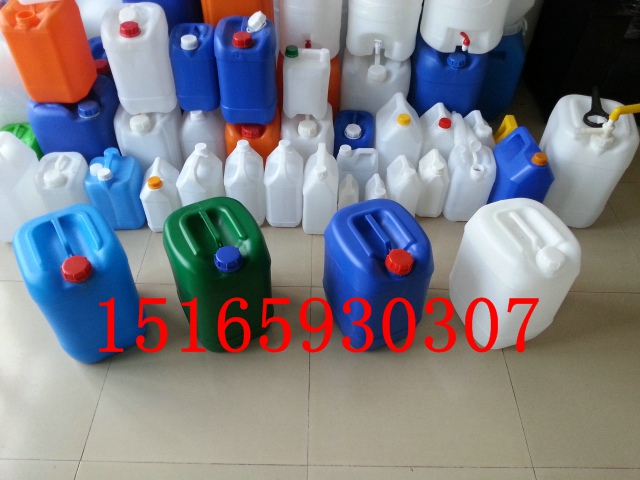 15165930307,供应20升涂料桶,20千克包装塑料桶,20公斤小口塑料桶, 15153498558山东新利塑业有限公司玉龙塑料桶厂,是全国最早也是最大的塑料桶生产销售企业。是国家出口危险品、食品塑料桶定点生产企业。是塑料桶国家标准的起草单位之一。公司位于亚洲塑料桶制造中心塑料桶工业园。公司的前身为塑料研究所,是国家特大型企业齐鲁石化的配套企业。公司拥有德国产克虏伯大型自动吹塑机3台、秦川大型吹塑机2台、华丰自动吹塑机8台、注塑机6台。设备先进程度国际一流,可生产高档塑料桶,以满足外资企业用户的需求