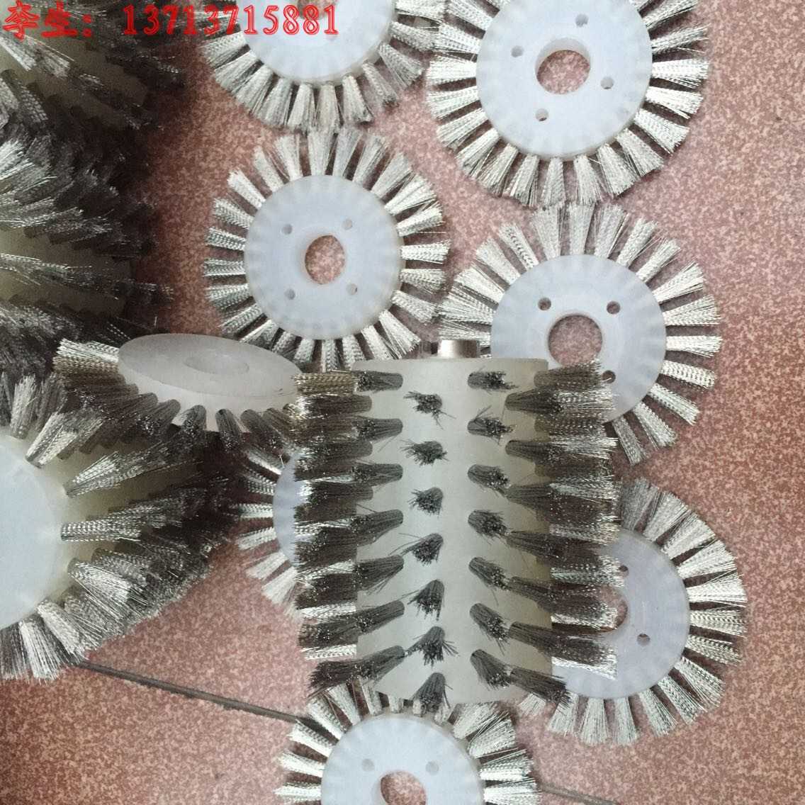 绍兴工业刷辊 猪鬃工业刷辊2014销量领先 工业异型毛刷刷辊 工业刷辊 品种齐全 欢迎选购 工业毛刷应用范围几乎覆盖所有行业,其主要用途是工业化生产过程中的清洗、除尘、抛光等。按制作工艺来分,基本上可分为五大类:植毛刷、条形刷、弹簧刷、麻花刷、注塑刷等。按使用类别可分为毛刷辊、滚筒毛刷、毛刷轮、圆盘刷、条刷、板材刷、异形刷等。按刷丝材料可分为尼龙刷、钢丝刷、铜丝刷、塑料刷、马毛刷、猪鬃刷、剑麻刷、磨料刷、棉线刷等。工业毛刷产品有:毛刷辊,滚筒毛刷,钢丝刷,条形刷,皮带刷,圆盘刷,除粉尘清扫刷,弹簧刷,尼龙