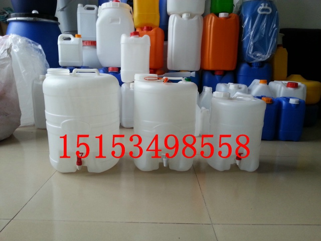15153498558,供应19升带阀门塑料桶,19千克水龙头塑料桶,19公斤塑料酒桶,19L塑料酒罐,公司生产厂位于华北塑料桶生产基地山东省庆云县开发区。公司生产的中型包装容器塑料桶品种有1升塑料桶、5升塑料桶、6升塑料桶、8升塑料桶、10升塑料桶、12升塑料桶、13升塑料桶、15升塑料桶、16升塑料桶、18升塑料桶、19升塑料桶、带阀门塑料桶、25公斤白酒带水嘴塑料桶、20升塑料桶、23升塑料桶、25升塑料桶、30升塑料桶、35升塑料桶、40升塑料桶、50升塑料桶、60升塑料桶、塑料桶盖、双氧水专用