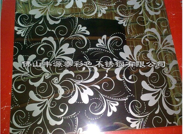 蚀刻玫瑰金不锈钢,佛山丰源泰蚀刻玫瑰金不锈钢通过真空镀膜工艺(PVD)在不锈钢表面镀上一层耐磨, 耐腐蚀,耐高温同时可拥有不同颜色的致密化合物膜层,使其表面出现各种色彩斑澜、色泽鲜艳、色调艳丽、柔和、雅致、光洁度强强的装饰材料,可加工颜色金黄色,宝石蓝,黑钛,咖啡色,古铜色,锆金色,玫瑰金,香槟色, 茶色, 钛金, 草绿色, 紫红色,紫金色,紫萝兰等,可镀颜色达30种之多。