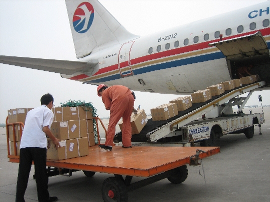服务热线:029-86696066 西安顺达物流是西安空运公司,西安航空货运公司 西安空运物流、西安航空货物运输、专业从事国内航空货运,航空快递的西安物流公司.服务热线:029-86696066 029-86696781.是集航空运输、公路运输、仓储配送、跨区域、网络化、信息化、智能化于一体的现代化物流企业。我公司一直坚持自强、诚信、开拓、创新的立身之本, 秉承真诚合作,携手共进的经营理念,致力于为社会和广大客户提供准确、及时、经济、安全的现代物流服务。 随着公司的业务不断扩大,不断积极拓展进取,以