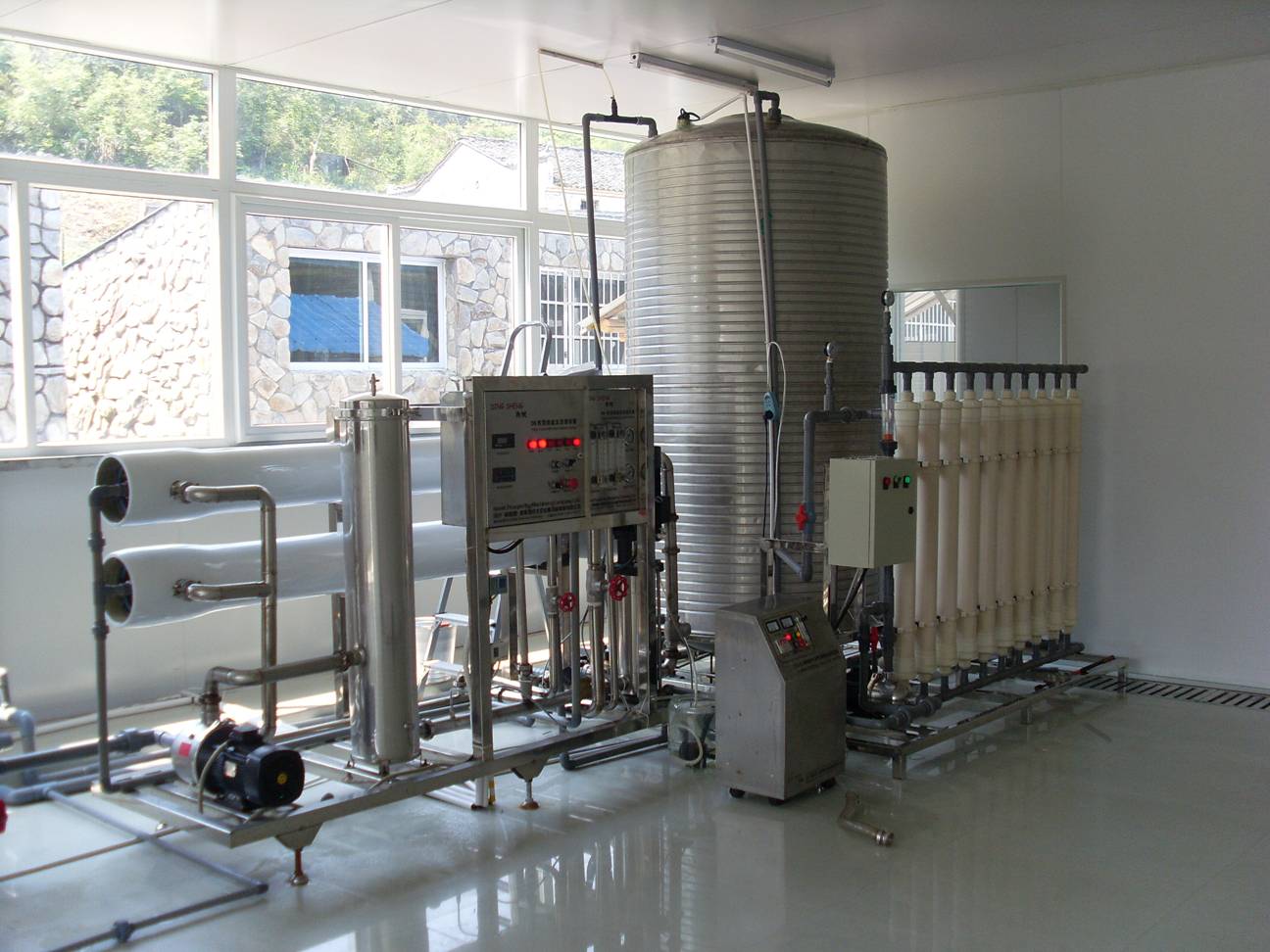 桶装水设备技术参数 1、 灌装头数:2 2、 生产能力: 200-400桶/H 3、 灌装容量:18.9L(5加仑) 4、 电源电压:AC380V/50HZ 15 5、 运行压力:0.60.8MPa 6、 0A额定电流:2 7、 外型尺寸:28609801500(mm) 洗瓶工位: 5个,消毒液冲洗-净水冲洗-成品水冲洗-滴干工位 灌装封盖工位: 各1个 生产能力: 150桶/小时 120桶/小时 整机功率: 2.
