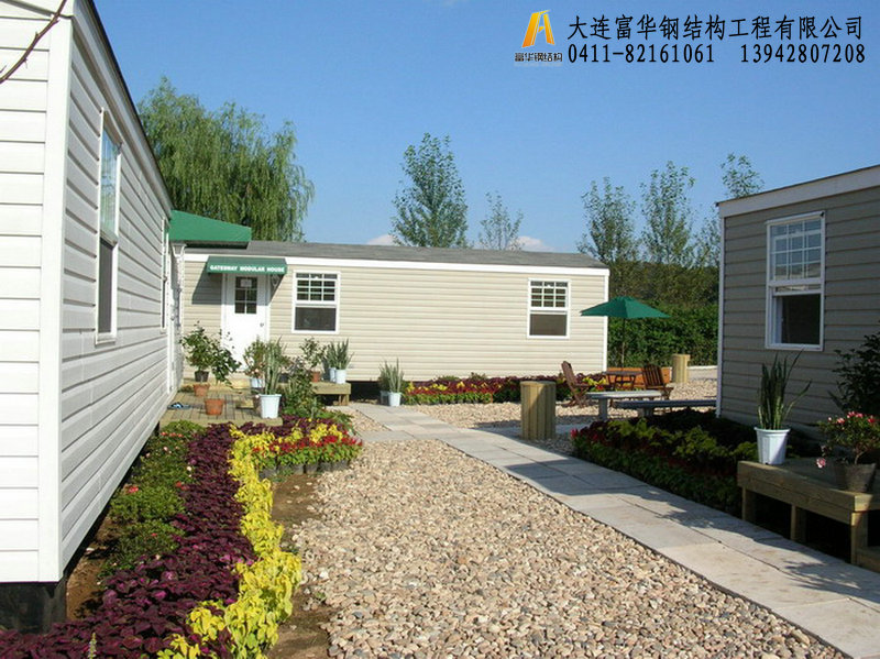大连富华预制房屋公司移动别墅多采用外墙装饰浮雕板,施工采用当今世界先进的插接工艺,施工期短安装简单、牢固、四季适宜。墙板由亚铝合金钢板压型,经过超特殊树脂高压覆膜,充添硬质泡沫,粘贴铝铂隔热纸复合而成,表面为金属压花,有砖纹、石纹、水波纹等多种图案,七遍特殊树脂涂层,有五十多种颜色可供选择。中间为聚胺脂发泡构成保温、断热层。底面为铝箔纸,可有效反射热源,起到暖瓶内胆的作用。