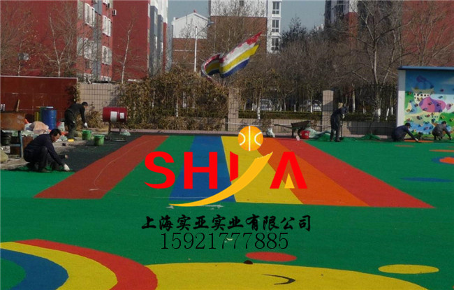 3、工前的准备工作(手工)材料、工具设备(拍板、磙子、皂水、车、耙、搅拌机等)、辅料及催化剂准备。 4、施工人员要求(手工)标场跑道施工人员最少不得少于六人:备料两人、运料两名、摊铺两名。 5、施工(手工) :将料按比例混匀后,倒入场地内摊铺,用加热(喷灯加热)或沾皂水后的拍板拍实,拍平接缝,保持整体平整。 6、场地厚度要求一般分两次施工,以13mm为例:一般底层8mm橡胶颗粒和面层5mmEPDM颗粒。