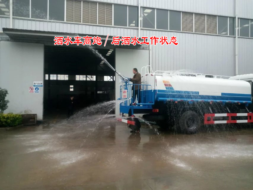 洒水车洒水工作图片