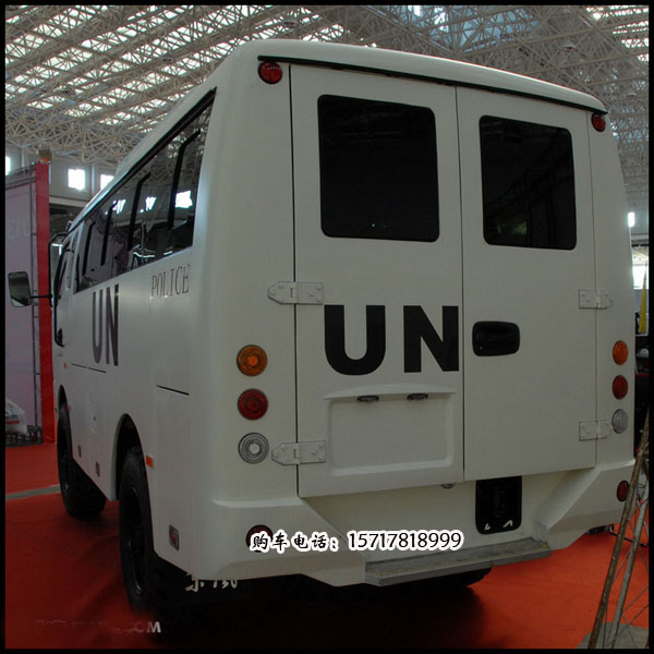 越野房车,越野旅居车,东风4驱旅居客车让东风物探车EQ6600ZT进入到大家的视线,带着对实物的渴求,我近距离接触了这台国内目前越野性最好的越野房车,所有图片均为原创,转载请注明越野e族 硬派房车,谢谢! 在图片展示之前,我先说明一下钟情于EQ6600ZT的原因。 1.6-7座,蓝牌,C1可驾驶。这带来的好处是没有报废年限,普通人就可以驾驶,可以进城,可以享受节假日高速免费的政策。 2.