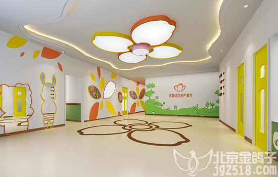 3、保障幼儿安全,是幼儿园装修中特别要注意的一点。 4、避免钉子、木棍等施工材料堆放到孩子的活动场地,避免孩子好奇心作怪去玩弄结果弄伤自己。 5、学校要严把装饰装修材料质量关,加强新装修教室和宿舍的通风,保证幼儿的健康。 6、不要使用甲醛含量和释放量较高的产品。 咨询QQ号:3041480755 7、幼儿活动室的地面不宜使用地毯,因为它容易吸附灰尘中的尘螨,对健康不利。 8、环保实用,做好成本控制。 幼儿园从整体上讲应以科学和整体的创意设计以及科学的教育方案提升自身品牌。外观装修
