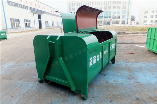 我公司可生产2立方-20立方的钩臂式垃圾箱、摇臂式垃圾箱、地埋式垃圾箱、压缩式垃圾箱等大型环保垃圾箱。也可生产120L-360L移动镀锌垃圾桶、四轮垃圾桶、小型铁质圆桶、塑料垃圾箱、垃圾箱内胆等。公司产品所使用材质主要为2mm厚钢板,完成后会以防锈漆打底喷涂两遍,这样,不仅箱体坚固耐用,容积大,而且耐腐蚀能力强,使用寿命更长。 枣庄市福兴矿山设备有限公司坚决实行以质量为核心的各项管理制度,在同行业中率先通过ISO9001-2000质量体系认证,被国家有关部门评为质量放心产品,国家标准合格产品,绿色环保