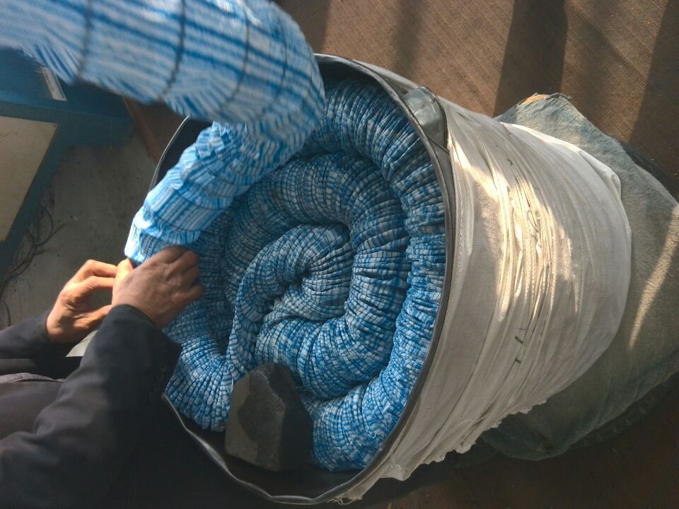 (2)擋土墻背的排水,傳統的擋土墻在適當距離開一個排水溝而讓水排放出來,我們認為不但不能確實的排水(因為水會下降滲透至底層)而且破壞整個墻面的完整和美觀,如果能把墻面善加利用來作廣告和政令宣傳不是更理想嗎?至于我們的透水管可以在擋土墻里面每五米,垂直排設一只做集水管,再結合最底層另外做一只橫式主排水水管,做主排水,然后在適當距離開一排放口,這樣擋土墻背的水就能完全的排除并不傷害到表面的完整,是一個很好的擋土墻排水方法 (3)橫向鉆孔排水及隧道排水,隧道洞口很多都設計軟式透水管的埋設,由于軟式透水管的特點