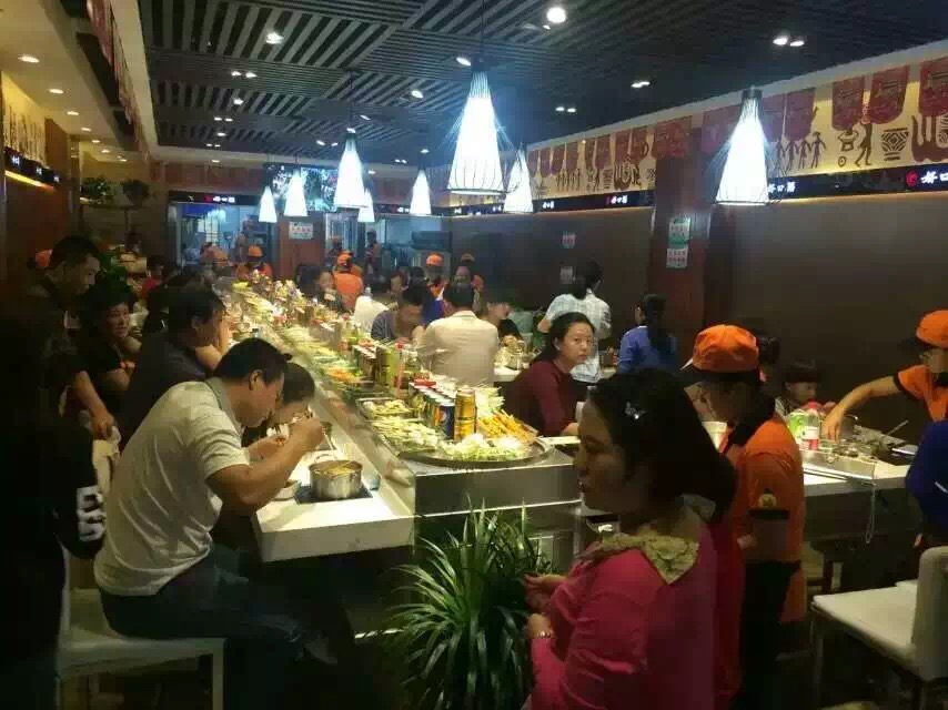 旋转火锅设备 自助火锅设备 旋转火锅设备 自助火锅设备是我公司自创开发的一种新型菜料自动输送设备,输送长度可根据客户的场地造型尺寸定做,输送链板采用304不锈钢制造,具有美观、清洁、卫生,输送方向,速度任意可调,是各种自助火锅,自助早餐的新型时尚的设备。传动部分采用台湾产(城邦牌)2HP-1500W变频减速电机,速比1:100,变频器采用220V,2HP-1500W.