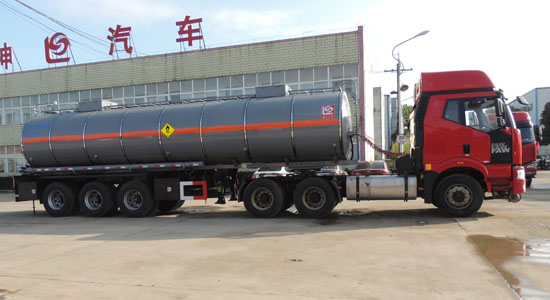 随州市力神专用汽车有限公司专业生产销售油罐车、半挂车、飞机加油车、易燃液体运输车、腐蚀品运输车、油田下灰车、压裂砂罐车、供液车洒水车、化工车、粉料物料运输车、铝合金半挂运油车、散装粮食运输车等,产品符合国家汽车公告,有燃油达标公告,油田专用车型有免征公告(免交购置税).