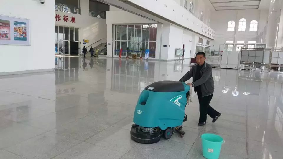 济青岛机场车站大厅地面保洁用特沃斯t45手推式洗地机
