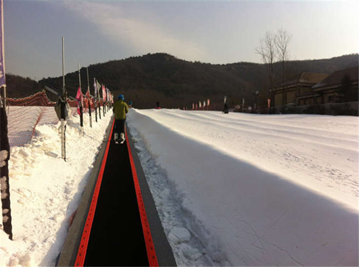 滑雪魔毯""