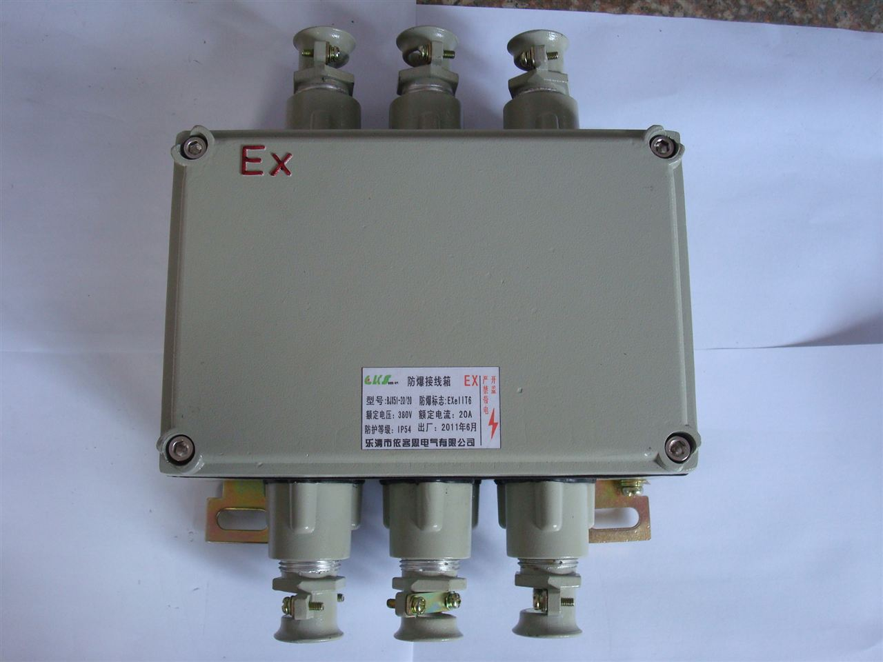 BXJ51-10/4防爆接线箱技术参数 执行标准:GB3836.1-2000,GB3836.2-2000,GB3836.3-2000,IEC60079 防爆标志: ExdT6,*ExdBT6,*ExedCT6 额定电压:AC380/50Hz 额定电流:20A 防护等级:IP54,*IP55,*IP65 防腐等级:WF1 BXJ51-10/4防爆接线箱产品特点 壳体采用铝合金压铸成型,表面高压静电喷塑; 接线端子采用增安型专用接线端子,接线方便,牢固可靠,并且根据电流大小有多种规格可供用户任意选配;