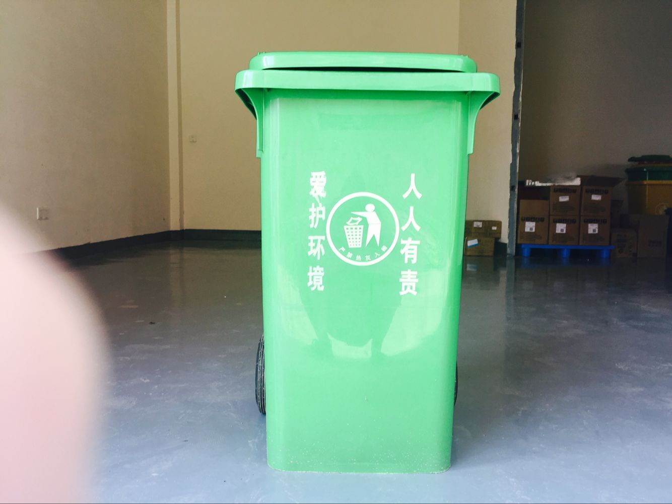 塑料垃圾桶,价格实惠,性价比高,是收集居民生活垃圾、处理医疗废弃物运装的好工具。塑料垃圾桶选用的具有高冲击强度的HDPE(低压高密度聚乙烯)为原料一次注塑而成整体性能好,本身就是可循环利用的环保产品。比起其它类型的垃圾桶产品塑料垃圾桶的生产时间比较短(一般在5分钟左右就可以生产出一个塑料垃圾桶),往往塑料垃圾桶设计时桶身都可以套叠,对产品的物流运输及仓储都减少很大的体积。使塑料垃圾桶更加优越其它材质的垃圾桶,并且塑料桶盖填充严密,桶体日久不变形,箱体结构不会变脆弱和变形,抗热、防冻及耐酸、耐碱、桶箱易清洗