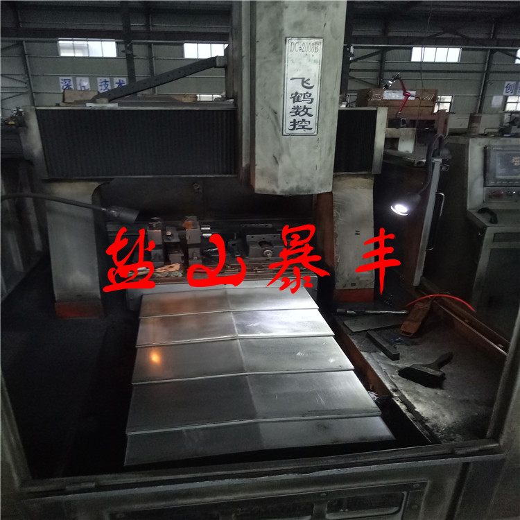 杭州飞鹤数控雕铣机原装导轨钢板防护罩 盐山县暴丰机床附件制造厂,是一家自主专业生产及维修多方面生产厂家。我厂在生产方面基本采用数控化,这样能更好的提供产品的精确度,在当地处于领先水平。 我厂钢板防护罩加工设备采用:激光切割,数控折弯,进口盖板及密封胶条,点焊焊接,等领先设备!