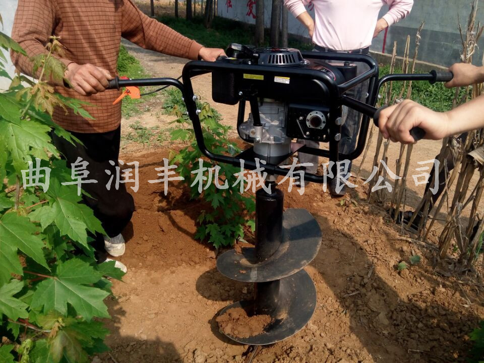 传动方式:齿轮变速传动 启动方式:手拉反冲起动 燃油比:汽油与二冲程机油25:1 燃油箱容积:1200ml 净重:10.5kg转头(根):10CM内 价格150元 20CM内 价格200元 30CM内价格300元 40CM内400元 发现冰面有破裂现象时,尽快俯卧在冰面上以加大身体在冰上的面积,从而分散对冰面的压力,观察四周哪些地方的冰面较厚,匍匐前进脱离危险区域,或滚动身体脱离危险区域,切莫直立行走。 如不幸落入冰窟窿,应采取积极有效的自救方法: 1.不要惊慌,保持镇定,要大声呼救,争取他人相救。 2