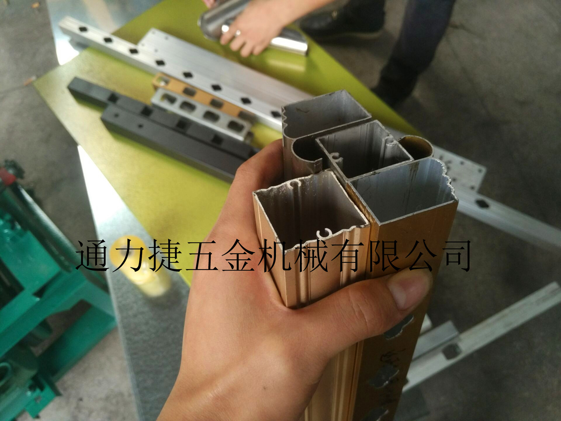 精诚圆管冲弧机,方管圆管打孔机,门花设备配送冲孔模具