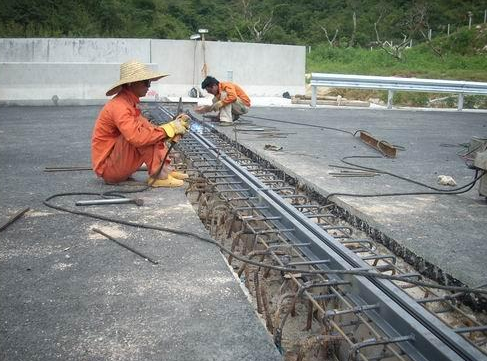 新混凝土路与旧路连接处怎么搭接_混凝土浇筑图片(3)