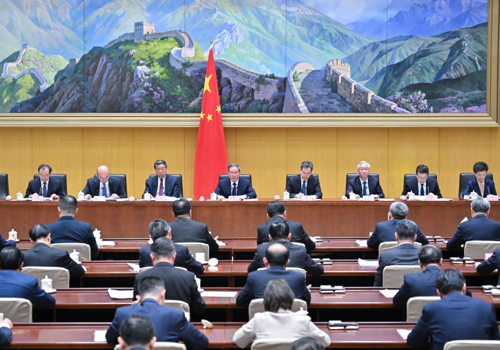 3月15日，國務(wù)院總理李強(qiáng)主持召開國務(wù)院第四次全體會議，深入學(xué)習(xí)貫徹習(xí)近平總書記在全國“兩會”期間的重要講話和全國“兩會”精神，對落實(shí)國務(wù)院2024年重點(diǎn)工作進(jìn)行部署。新華社記者 岳月偉 攝
