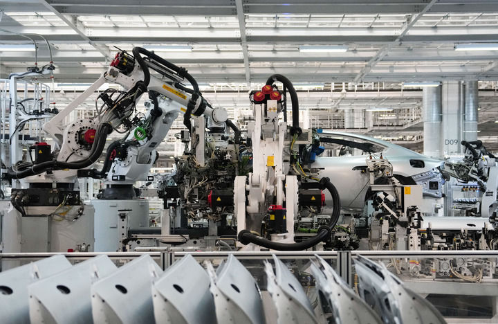 2025年6月16日，機器人在北京小米汽車工廠車間流水線上工作。新華社記者 鄭煥松 攝