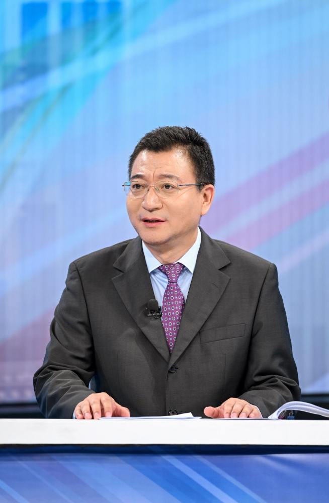 科技部七司副司長秦浩源在第二十期“中國經(jīng)濟圓桌會”大型全媒體訪談節(jié)目錄制現(xiàn)場發(fā)言。新華社記者 陳曄華 攝