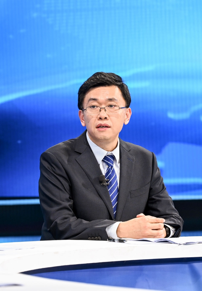 工業(yè)和信息化部科技司副司長甘小斌在第二十期“中國經(jīng)濟圓桌會”大型全媒體訪談節(jié)目錄制現(xiàn)場發(fā)言。新華社記者 陳曄華 攝
