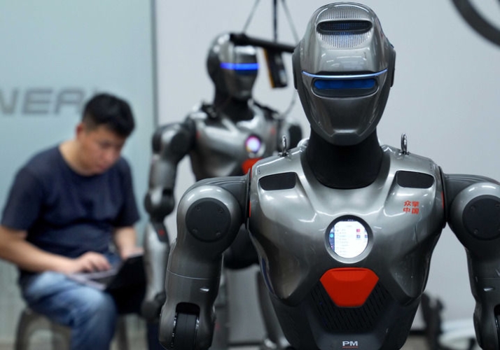 2025年6月25日，深圳市眾擎機器人科技有限公司的工作人員在調試人形機器人。新華社記者 李安 攝