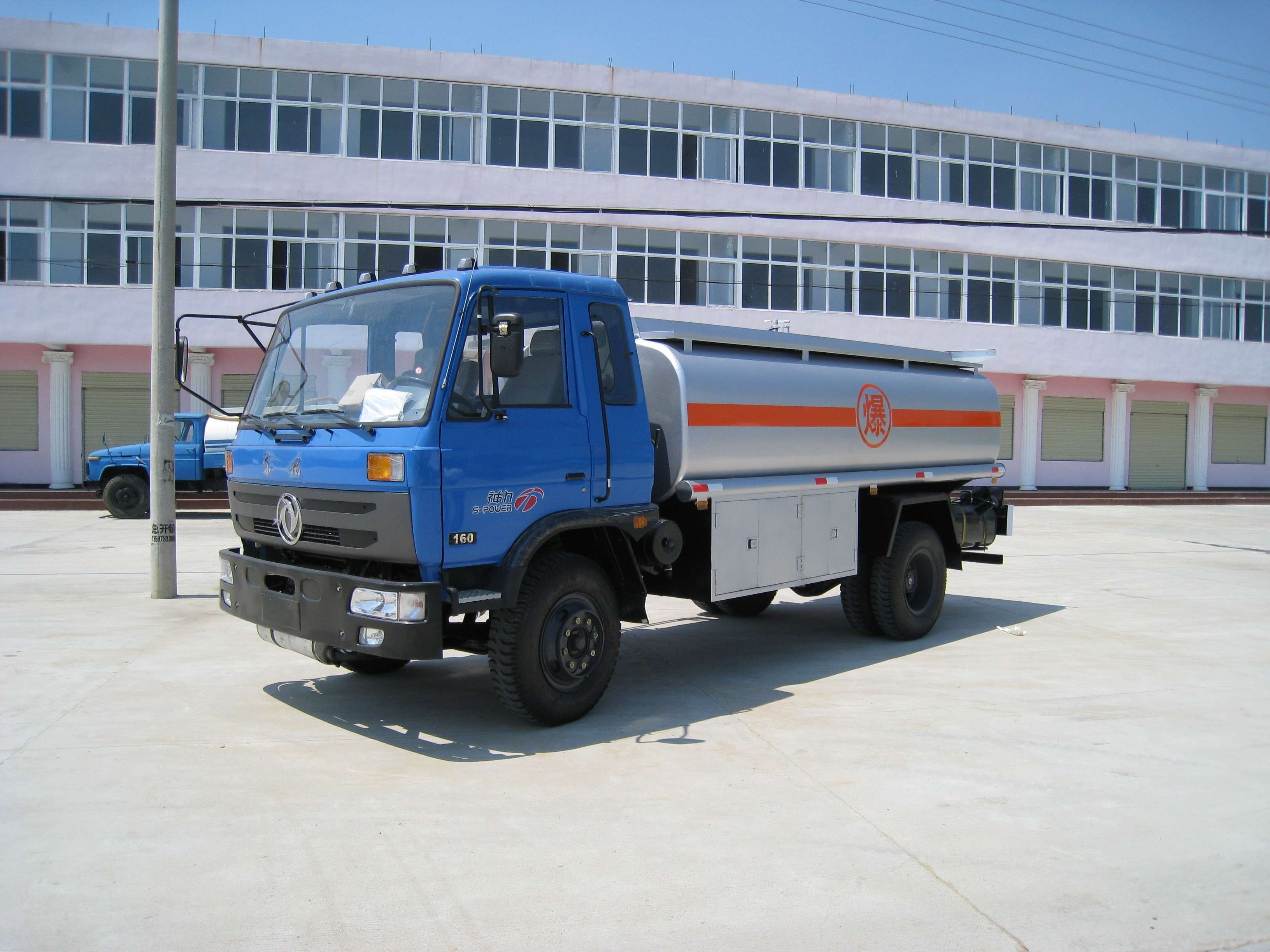 是采用东风原装底盘进行改装而成的专用特种汽车,主要用作石油的衍生