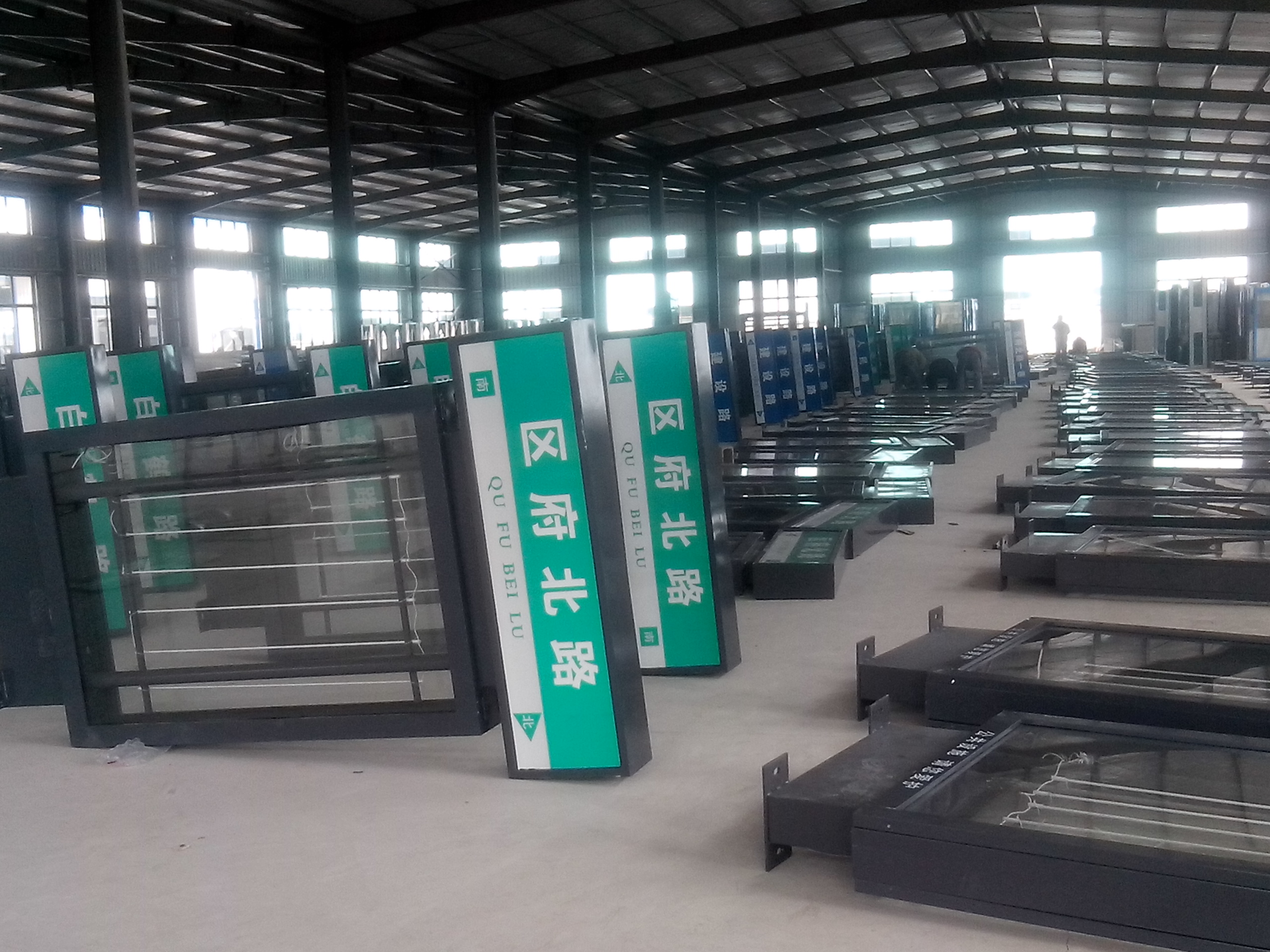 宿迁现货供应黑色路名牌灯箱尺寸为2.6米*1.2米请联系我!