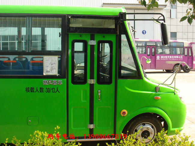 公交客车公告核载人数为10-13人,最大荷载30人,采用前后双开折叠门