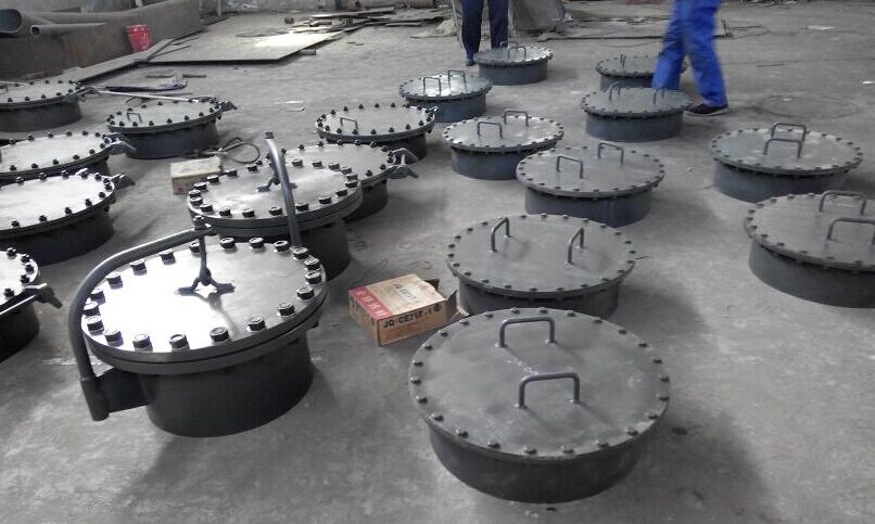 人孔百科 人孔有哪些类型  非金属油罐的人孔设在罐顶上,金属油罐的