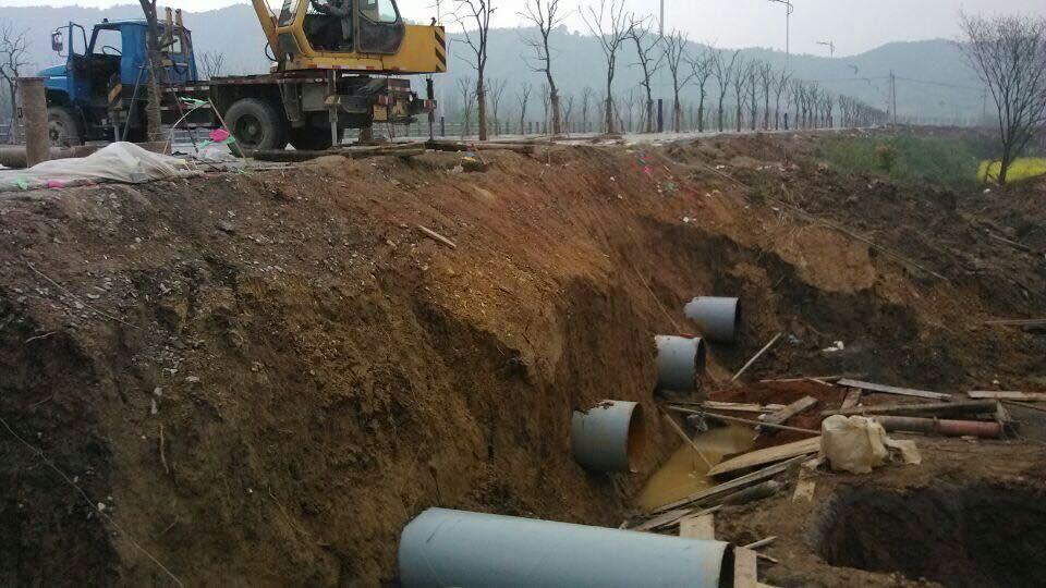 赤峰市水泥管穿公路頂管施工公司/人工頂管掏土施工工程隊