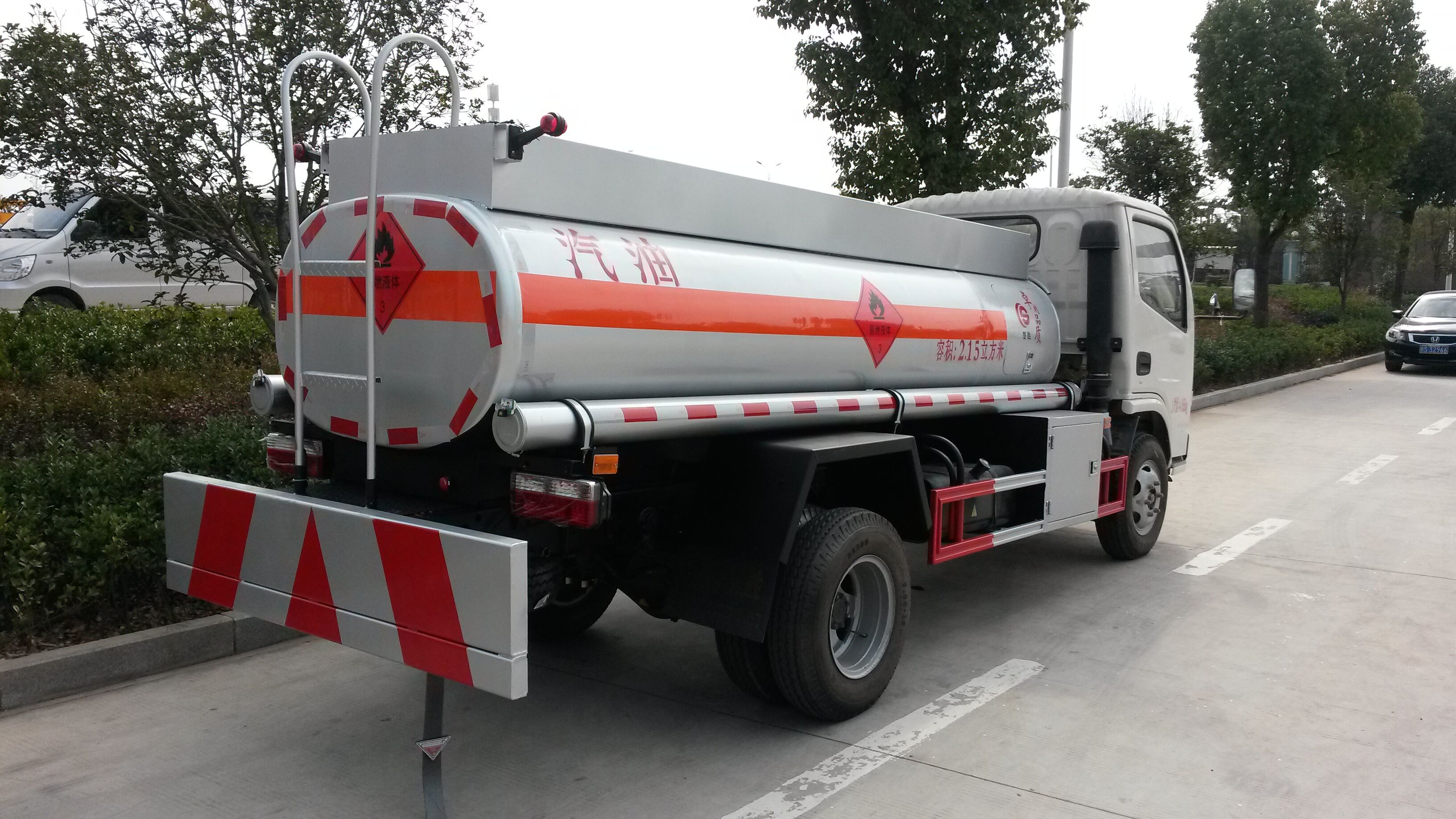 本公司改装生产的油罐车均采用国内成熟的原装底盘进行改装,用户也可