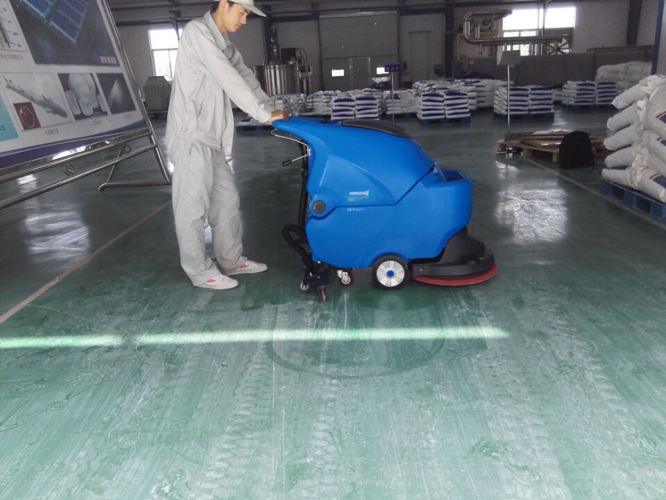 淄博工厂擦洗地面灰尘用洗地机,荣恩r50b手推式洗地机