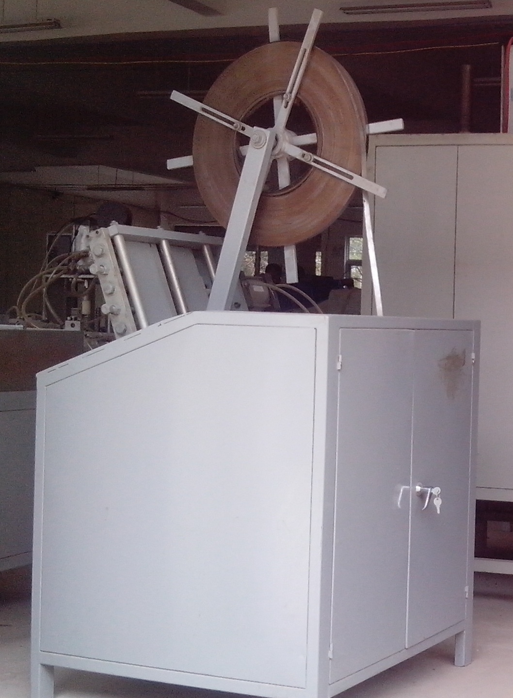 滤清器生产夹铁机