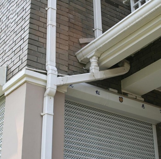 一,pvc落水系统主要构件组成:  a,雨水槽(雨水天沟)b,雨水槽锁毕器