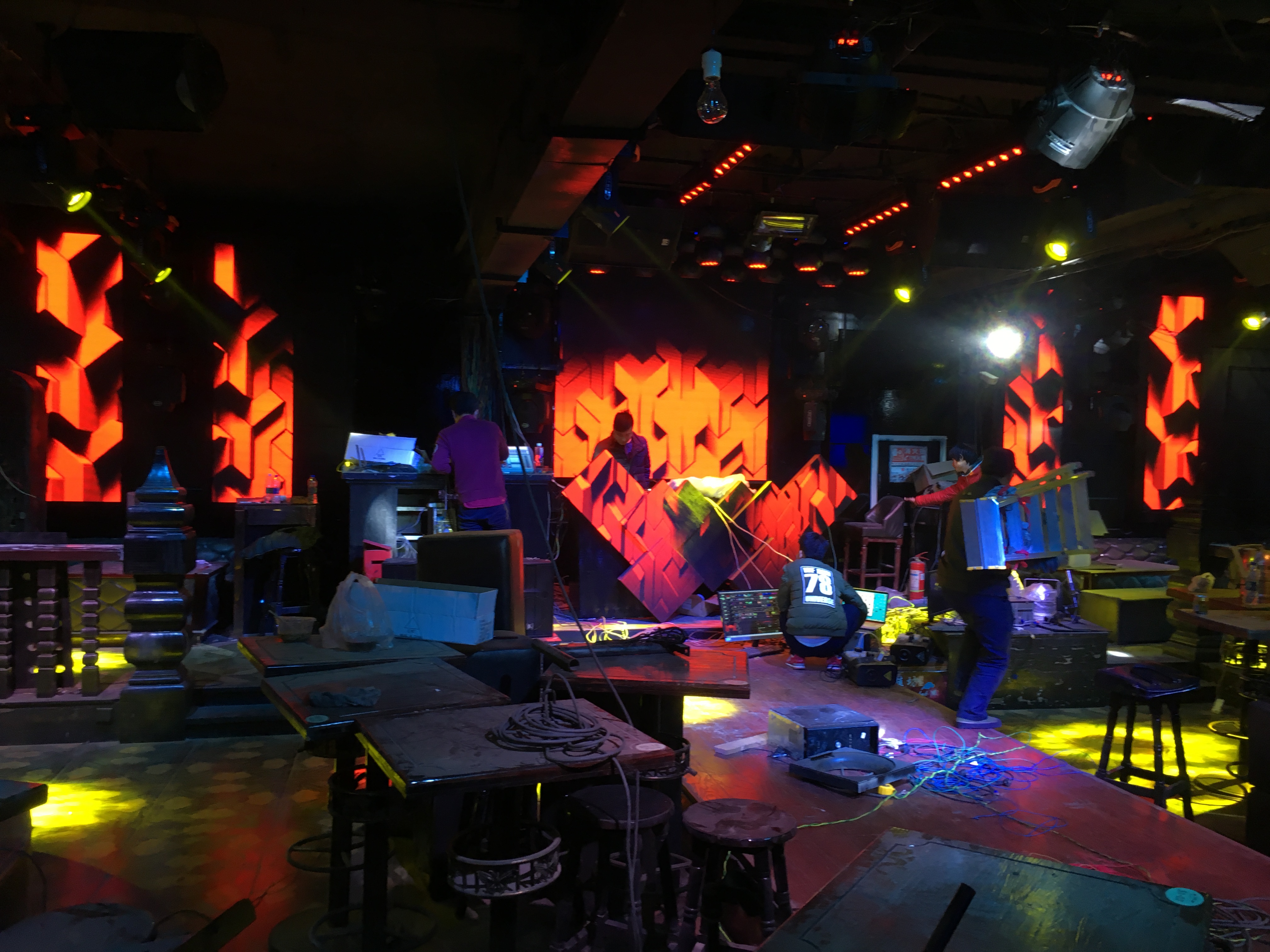 dj台作为一个酒吧的标志和门面,设计考究,通常会采用十分夸张的