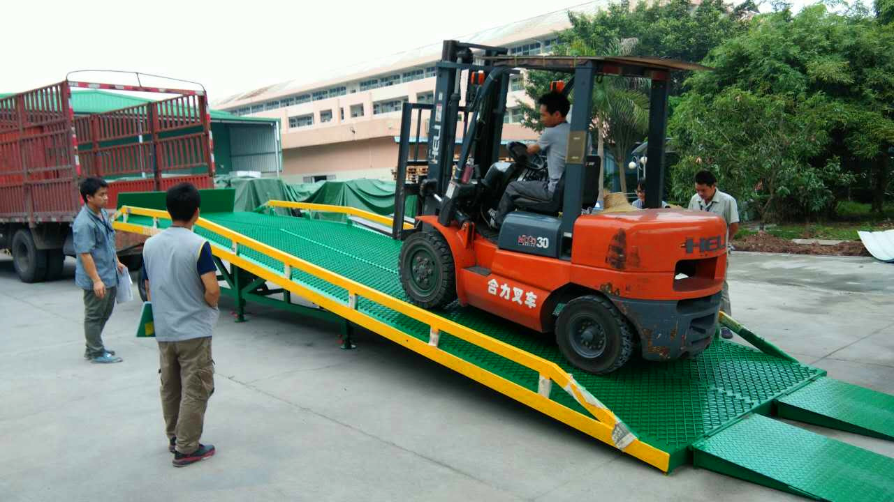 家具厂柴油叉车上货桥 移动式装卸货平台 集装箱升降搭板图片
