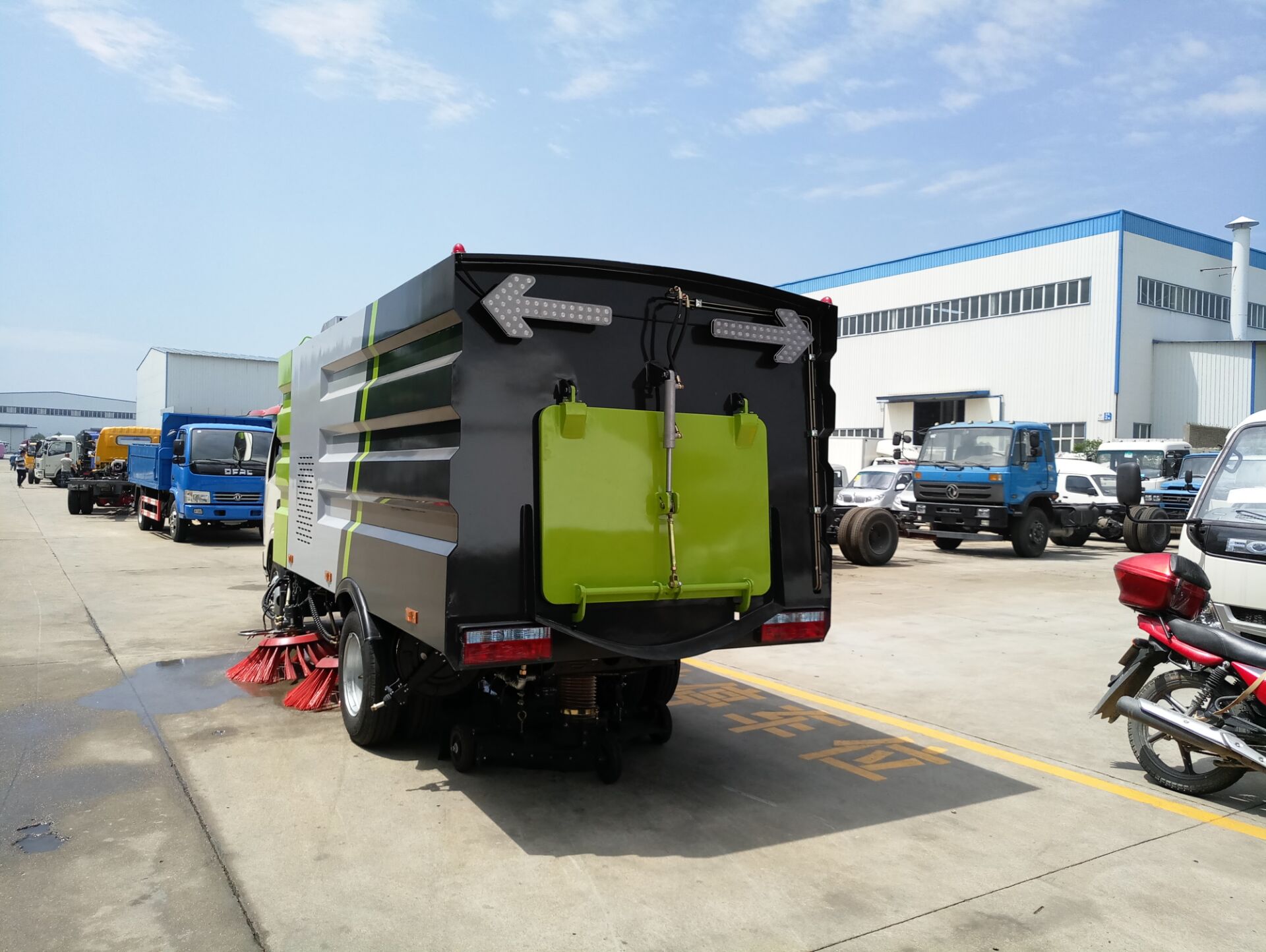 程力研制开发新品"干式扫路车"