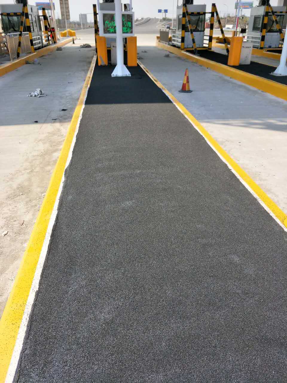 江苏靖江新高速出口彩色氧陶瓷颗粒防滑路面
